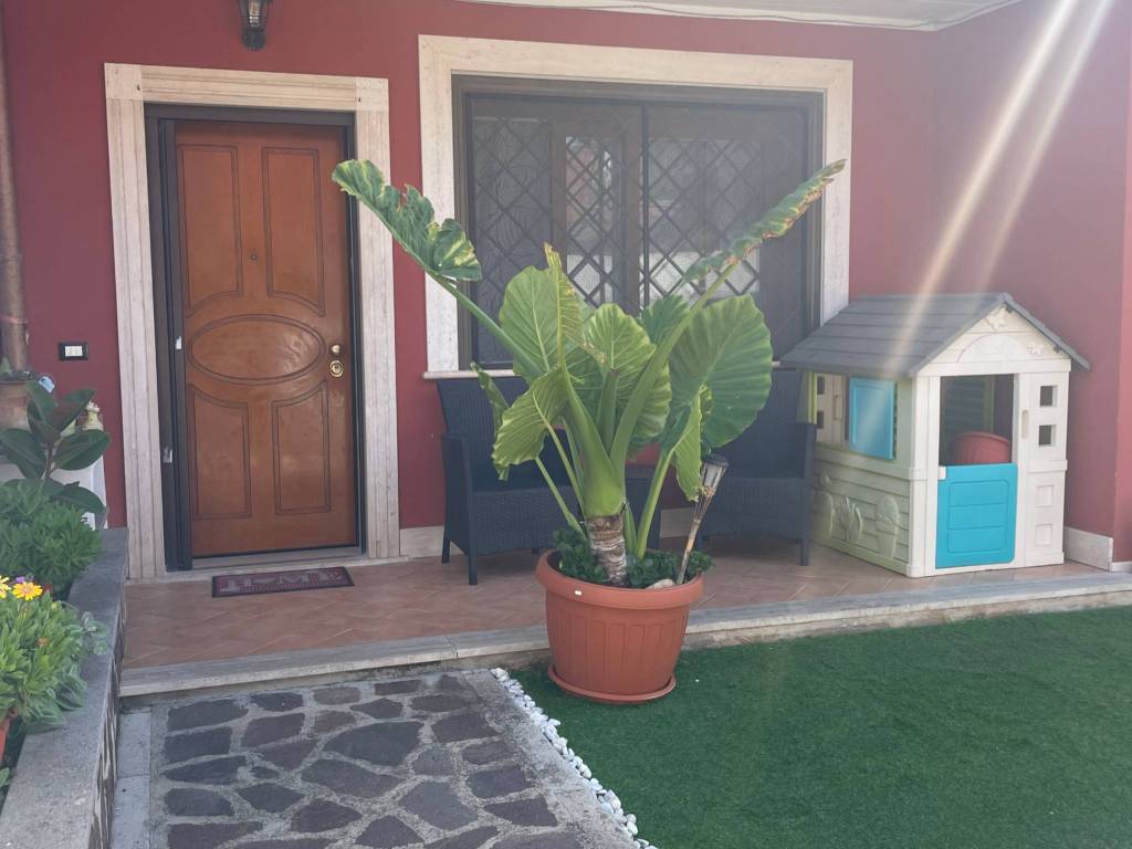 casa indipendente in vendita a Pomezia in zona Torvaianica