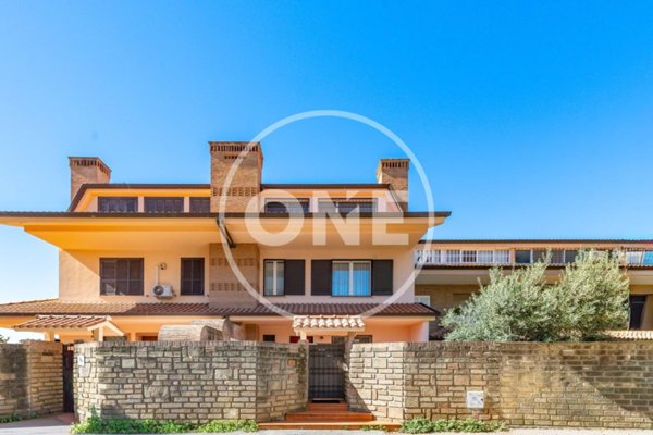 casa indipendente in vendita a Pomezia