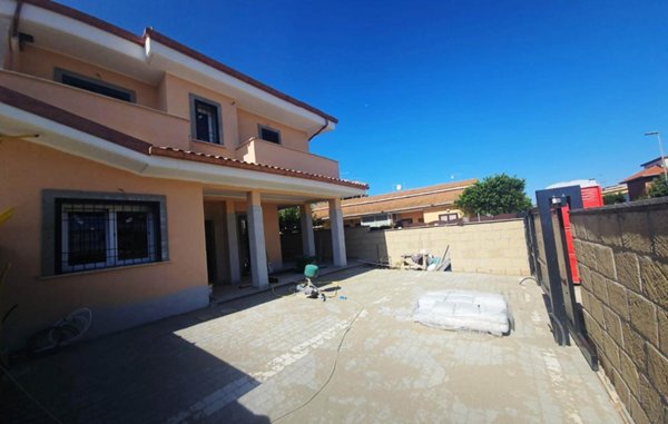 casa indipendente in vendita a Pomezia in zona Pratica di Mare