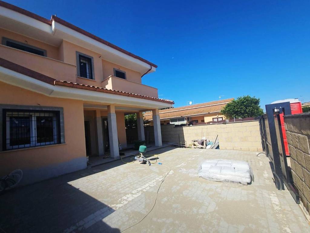 casa indipendente in vendita a Pomezia in zona Pratica di Mare