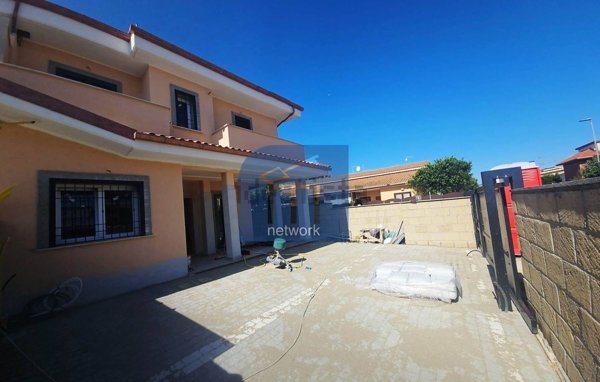 casa indipendente in vendita a Pomezia in zona Torvaianica