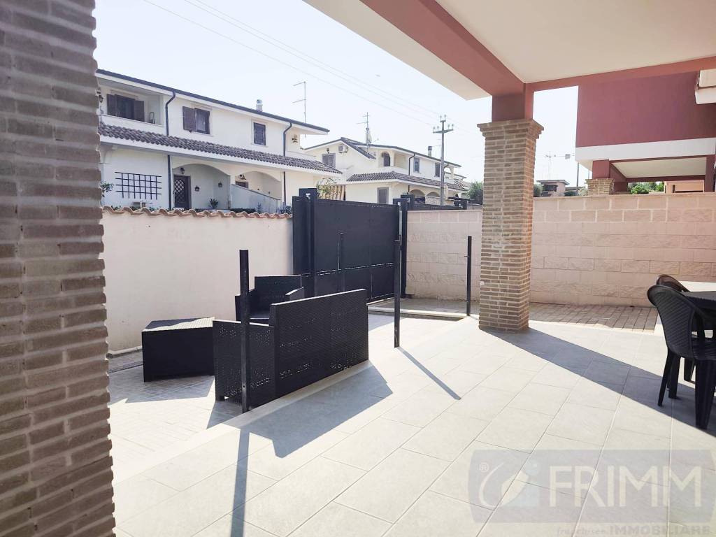 casa indipendente in vendita a Pomezia in zona Torvaianica Alta