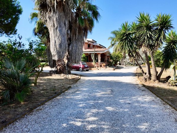 casa indipendente in vendita a Pomezia in zona Torvaianica Alta