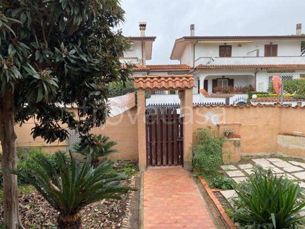 casa indipendente in vendita a Pomezia in zona Torvaianica