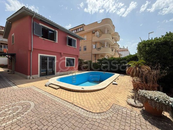 casa indipendente in vendita a Pomezia in zona Torvaianica