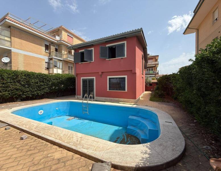casa indipendente in vendita a Pomezia in zona Torvaianica