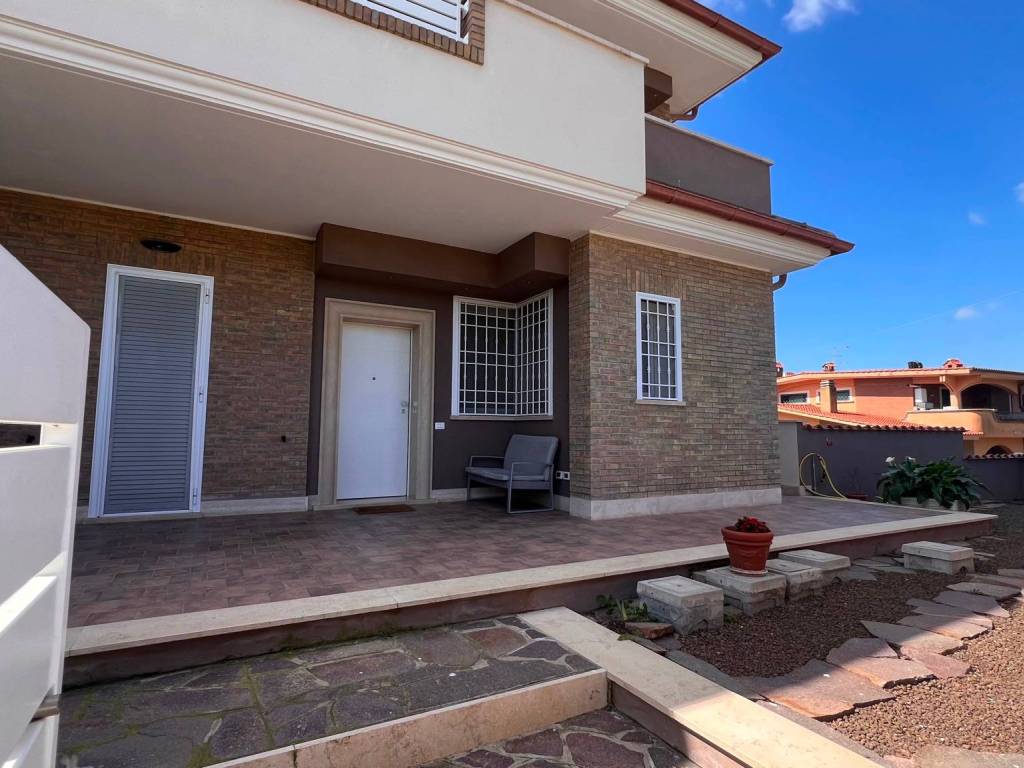 appartamento in vendita a Pomezia in zona Torvaianica Alta