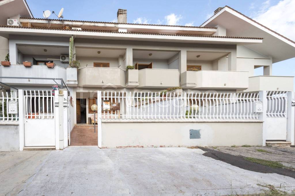 casa indipendente in vendita a Pomezia in zona Torvaianica