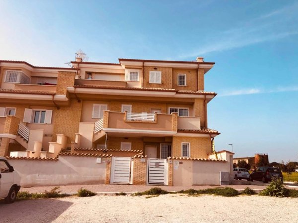 appartamento in vendita a Pomezia in zona Torvaianica Alta