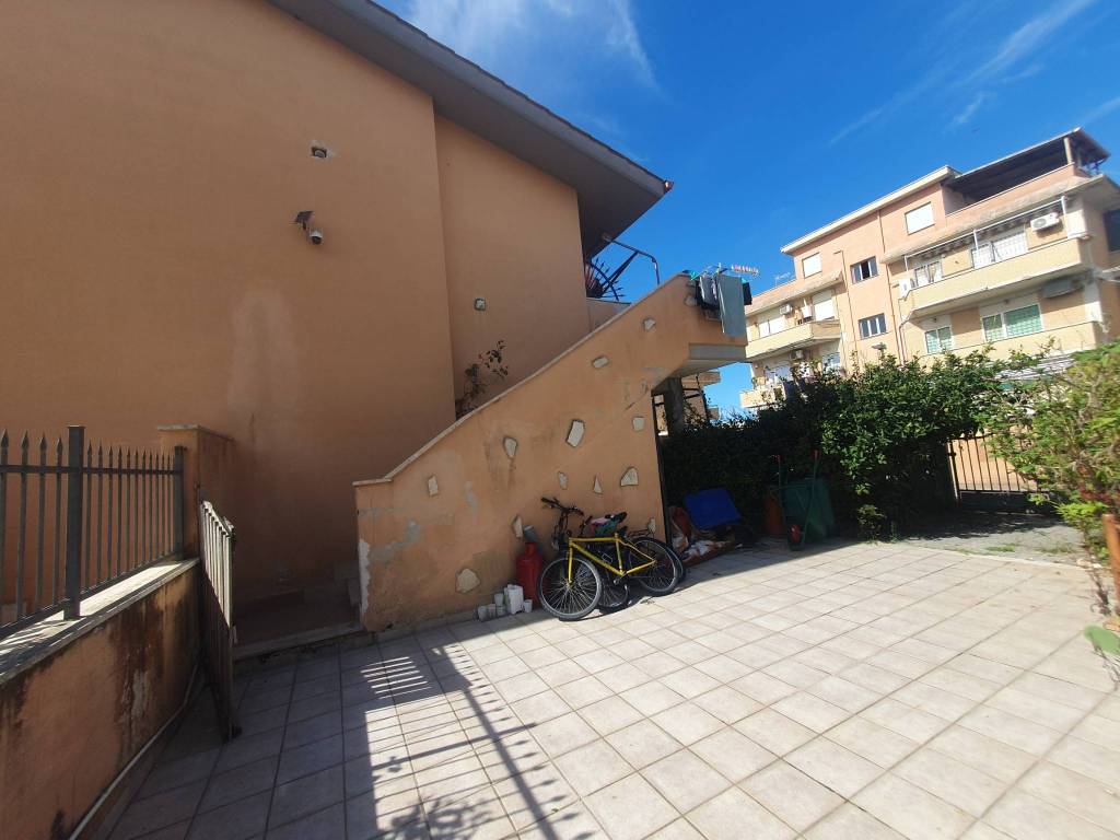 casa indipendente in vendita a Pomezia in zona Campo Ascolano