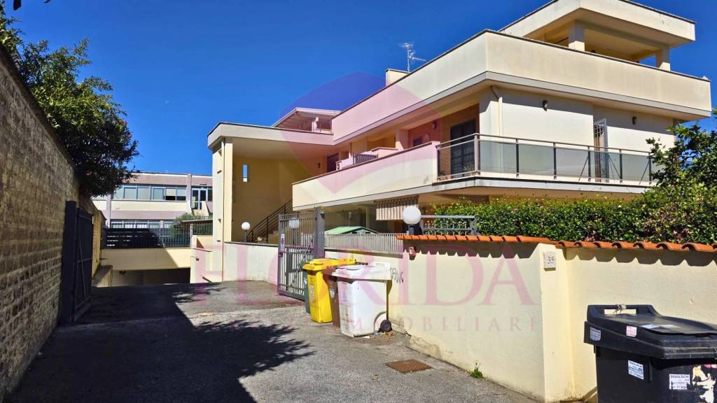 locale di sgombero in vendita a Pomezia in zona Torvaianica