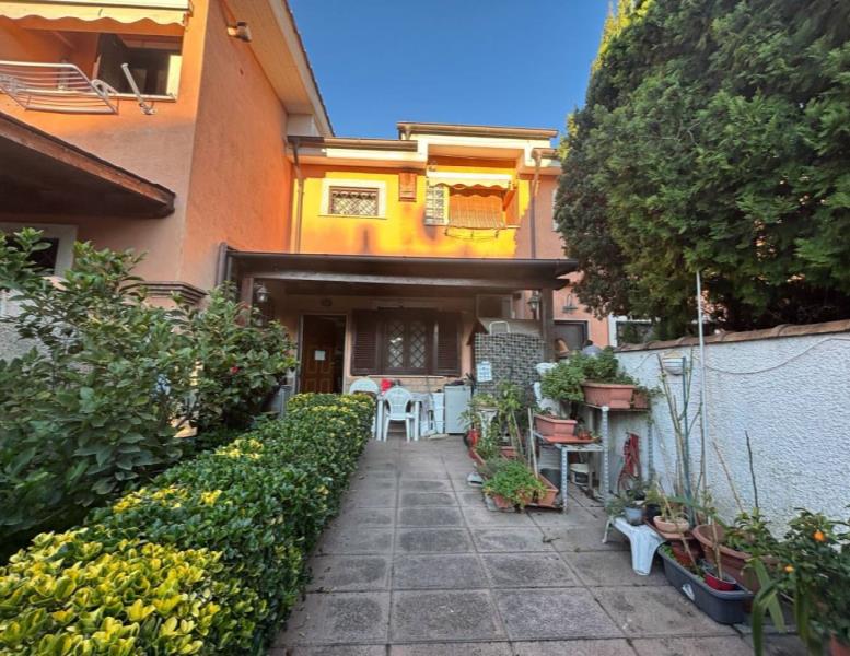 casa indipendente in vendita a Pomezia in zona Campo Ascolano