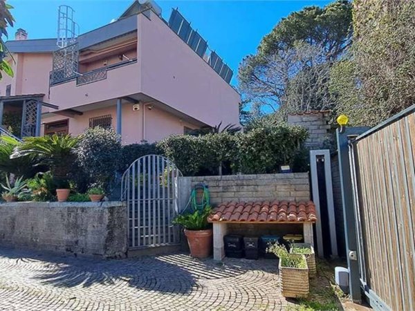 casa indipendente in vendita a Pomezia