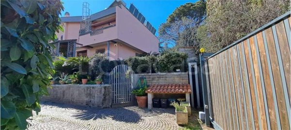 casa indipendente in vendita a Pomezia