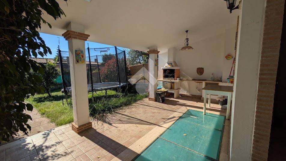 casa indipendente in vendita a Pomezia in zona Colli di Enea