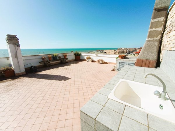 appartamento in vendita a Pomezia in zona Torvaianica