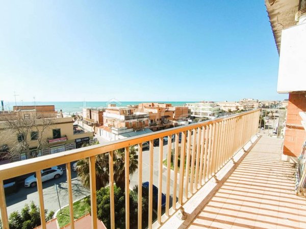 appartamento in vendita a Pomezia in zona Torvaianica