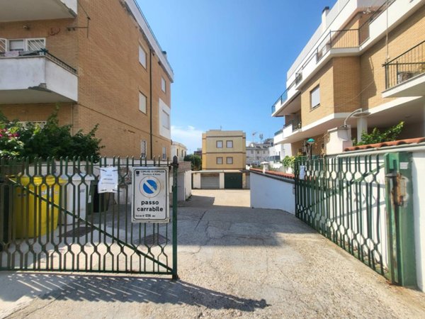 appartamento in vendita a Pomezia in zona Torvaianica