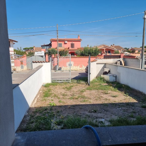 casa indipendente in vendita a Pomezia in zona Pratica di Mare