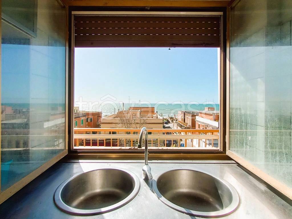 appartamento in vendita a Pomezia in zona Torvaianica