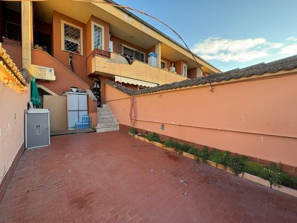 casa indipendente in vendita a Pomezia in zona Torvaianica