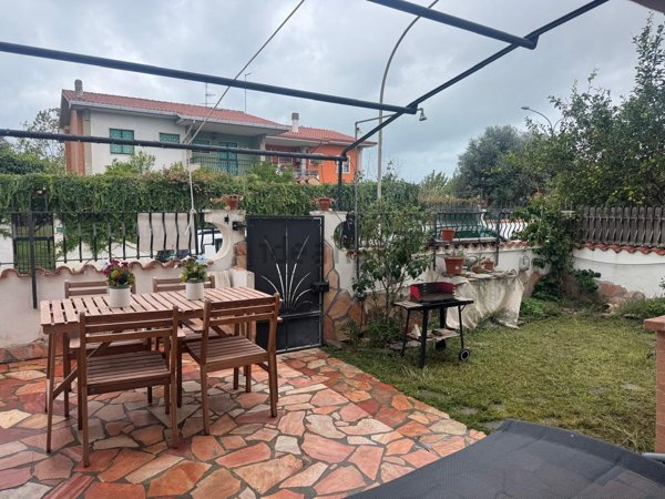 casa indipendente in vendita a Pomezia