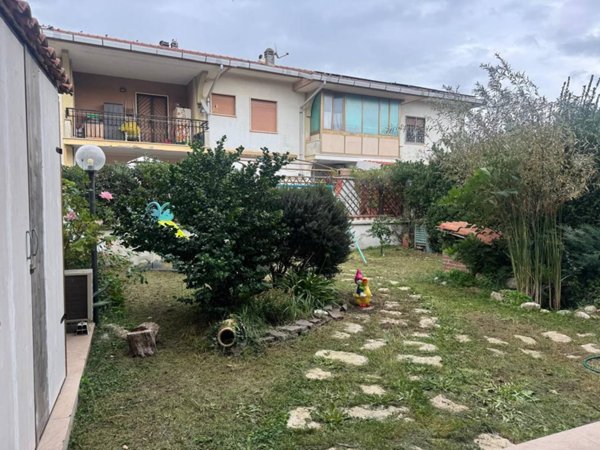 casa indipendente in vendita a Pomezia in zona Torvaianica