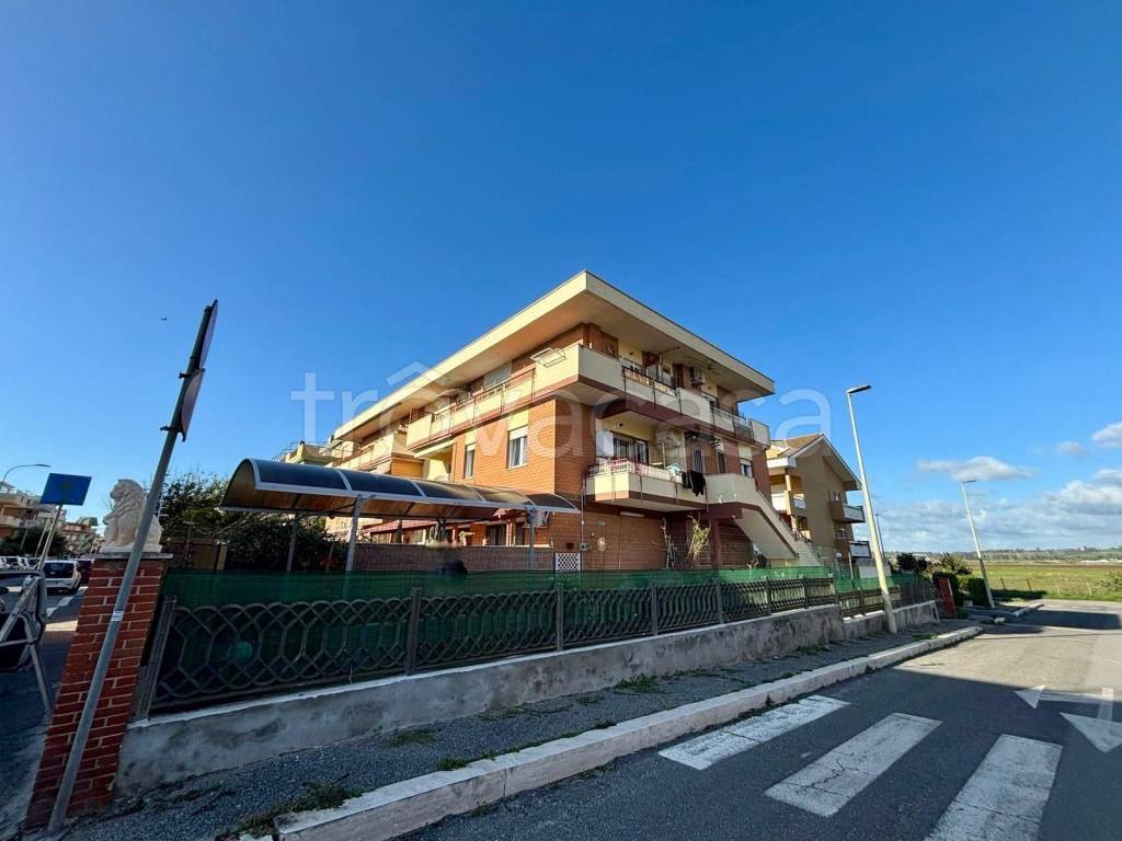 appartamento in vendita a Pomezia in zona Torvaianica