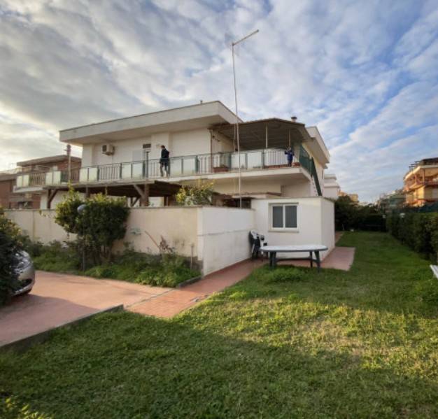 casa indipendente in vendita a Pomezia in zona Torvaianica