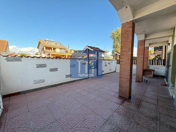 appartamento in vendita a Pomezia in zona Pratica di Mare