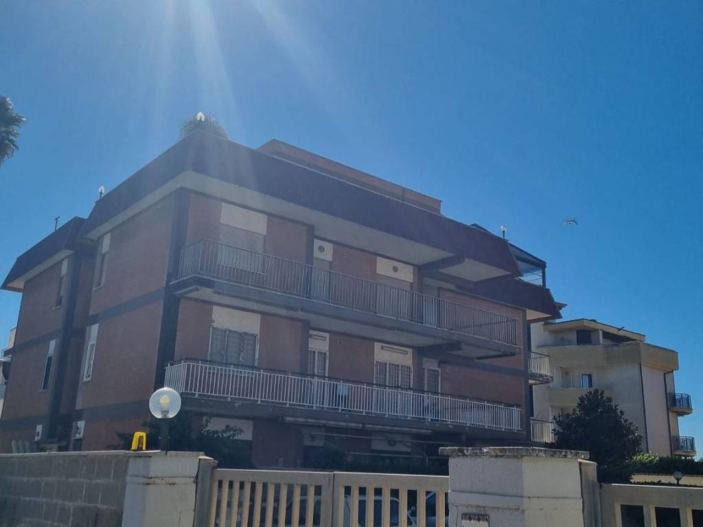 appartamento in vendita a Pomezia in zona Torvaianica