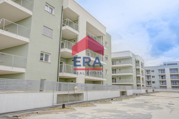 appartamento in vendita a Pomezia in zona Pratica di Mare