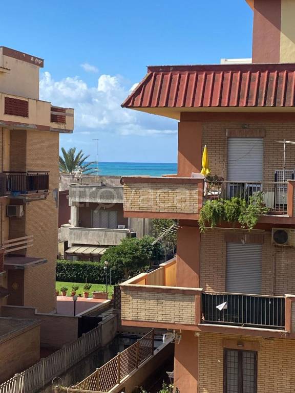 appartamento in vendita a Pomezia in zona Torvaianica