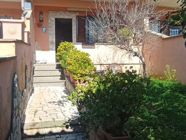 casa indipendente in vendita a Pomezia in zona Torvaianica Alta