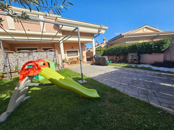 casa indipendente in vendita a Pomezia in zona Torvaianica