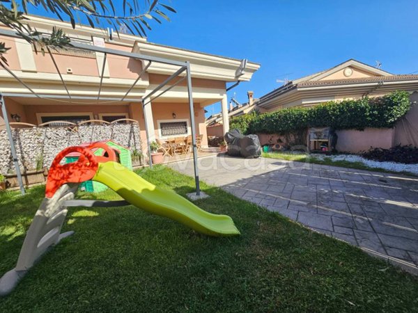 casa indipendente in vendita a Pomezia in zona Torvaianica
