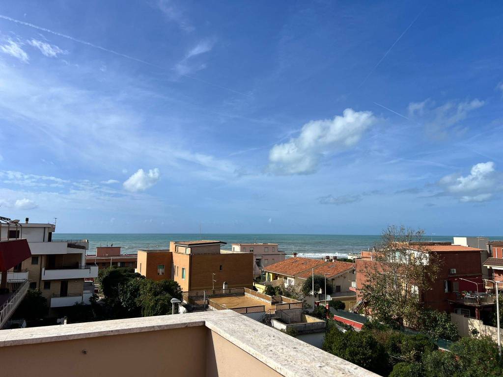 appartamento in vendita a Pomezia in zona Torvaianica