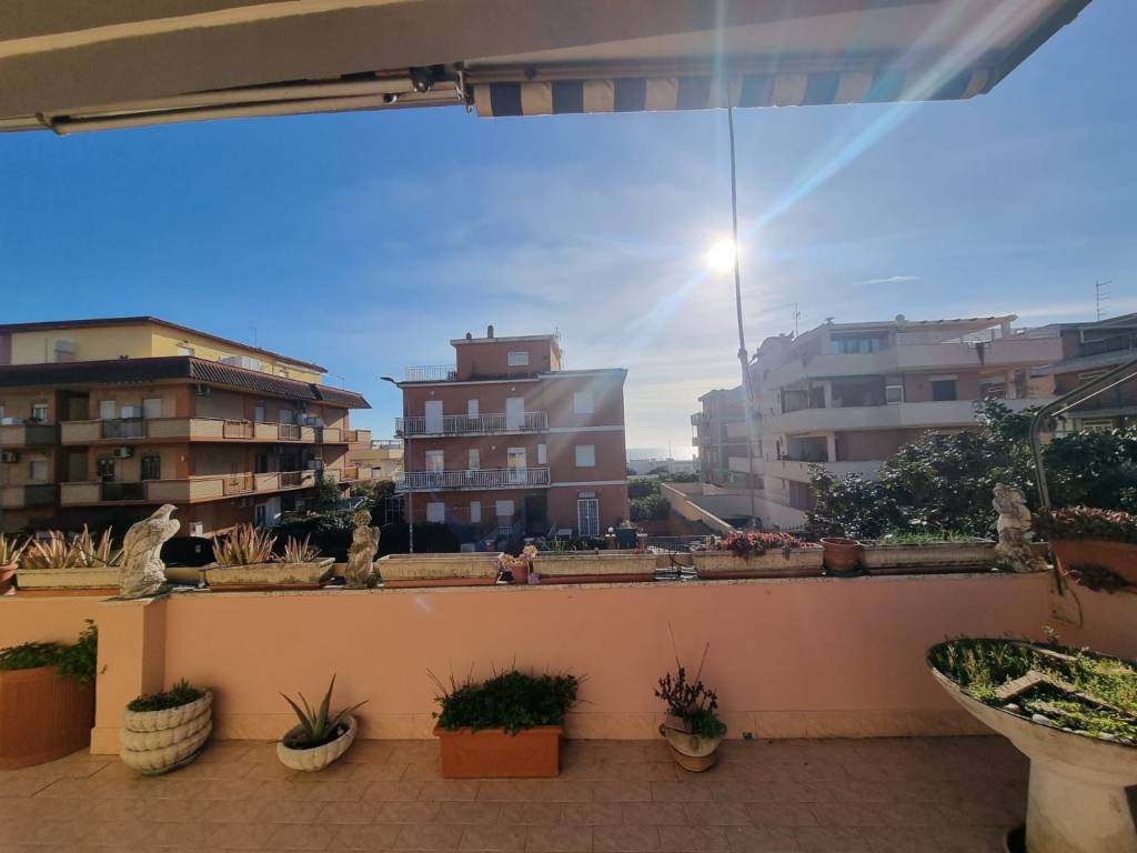 appartamento in vendita a Pomezia in zona Torvaianica