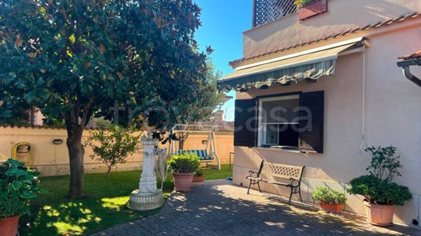 casa indipendente in vendita a Pomezia in zona Torvaianica