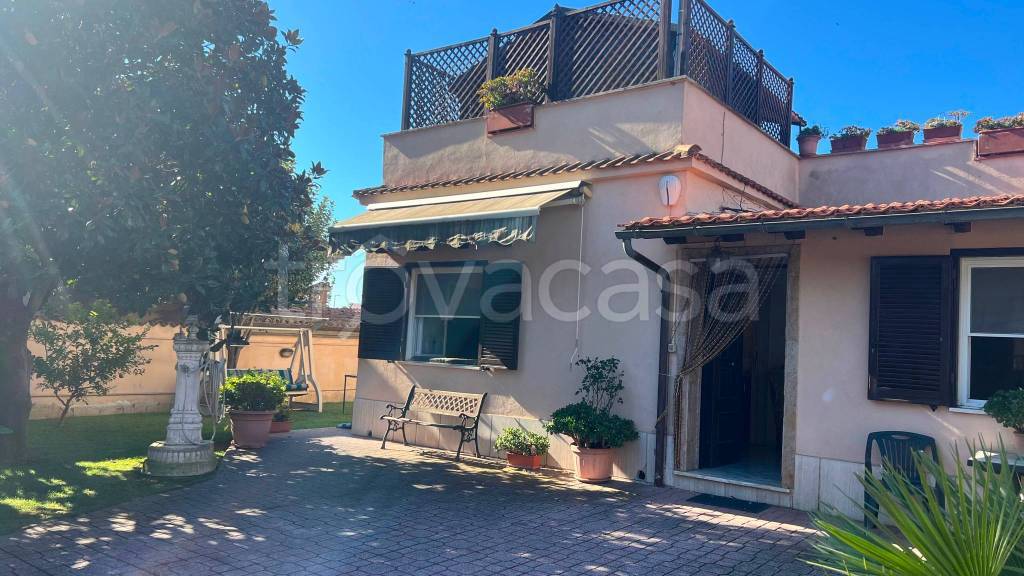 casa indipendente in vendita a Pomezia in zona Torvaianica