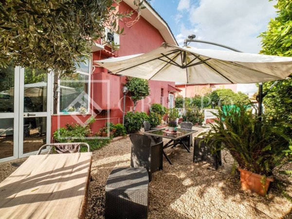 casa indipendente in vendita a Pomezia in zona Torvaianica