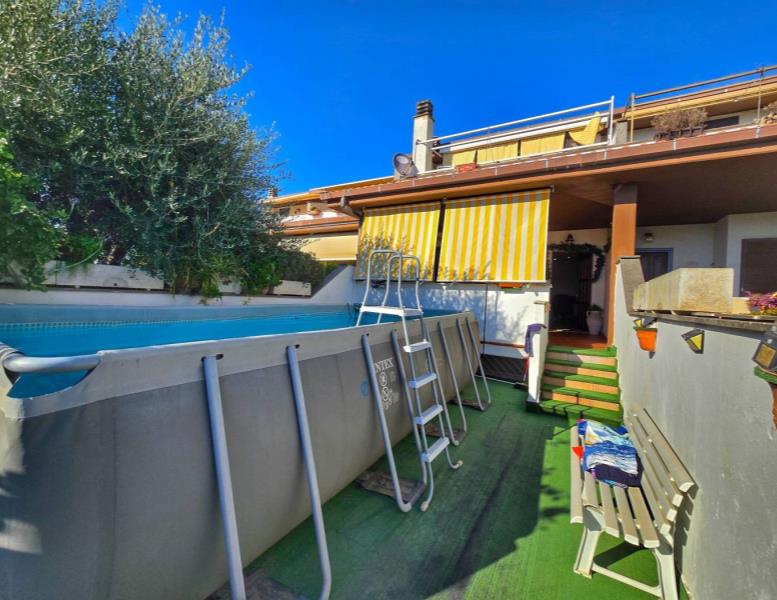casa indipendente in vendita a Pomezia in zona Torvaianica