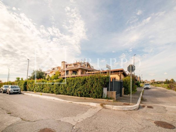 casa indipendente in vendita a Pomezia