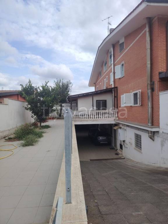 casa indipendente in vendita a Pomezia in zona Torvaianica