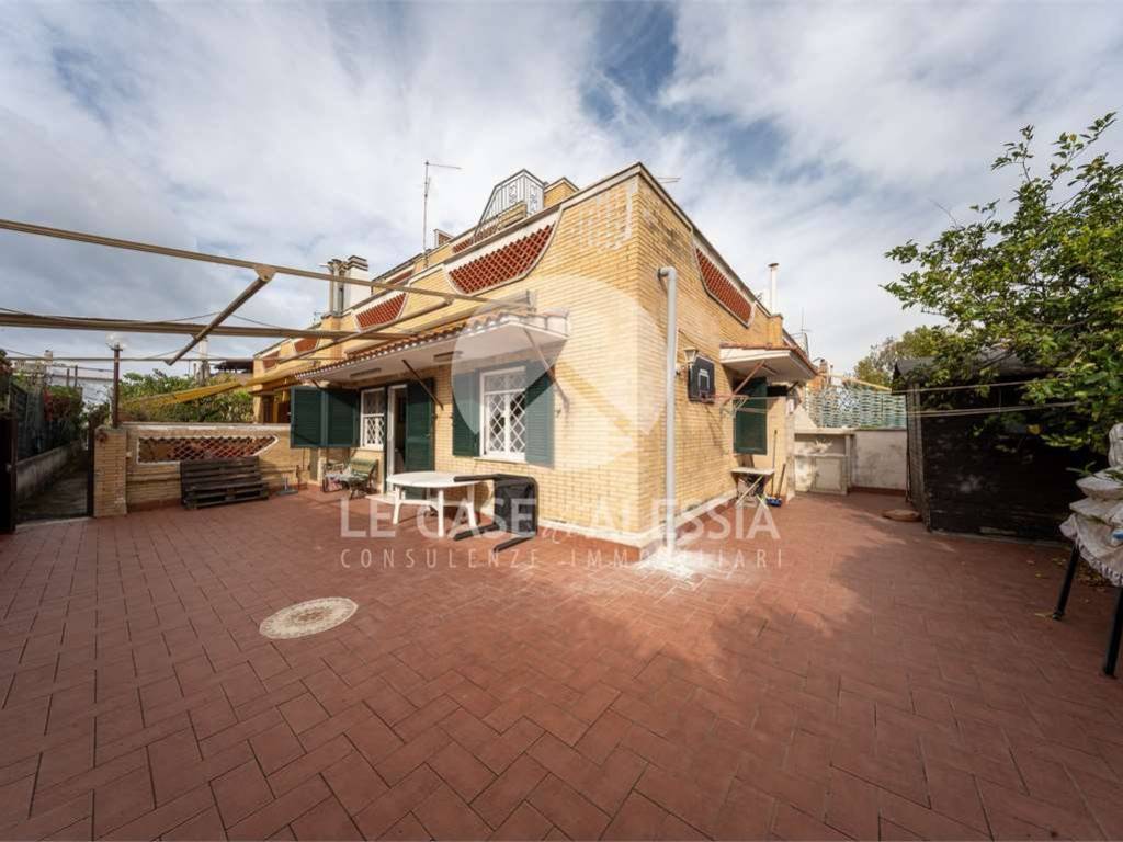 casa indipendente in vendita a Pomezia in zona Torvaianica
