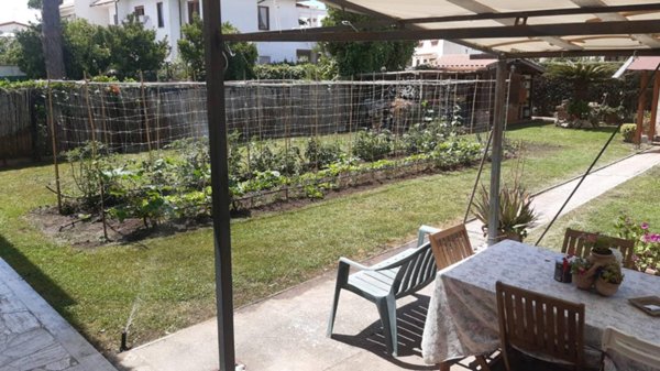 casa indipendente in vendita a Pomezia in zona Torvaianica