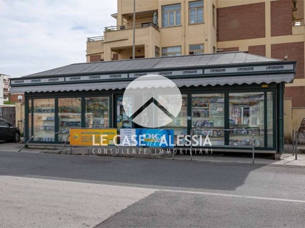 negozio in vendita a Pomezia in zona Torvaianica