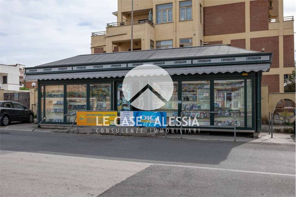 negozio in vendita a Pomezia in zona Torvaianica