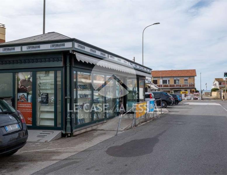 negozio in vendita a Pomezia in zona Torvaianica