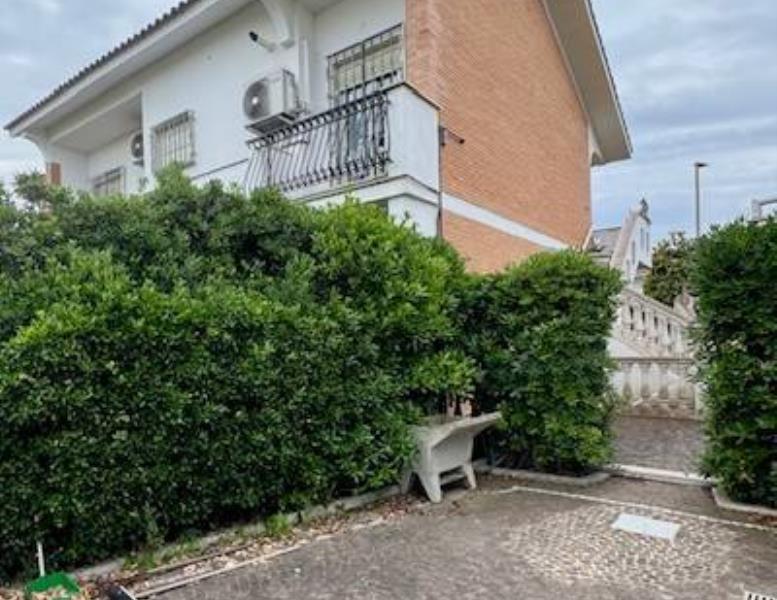casa indipendente in vendita a Pomezia in zona Torvaianica